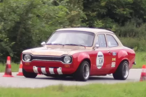 Uli Roos im Ford Escort RS 2000 MK I in Aktion. 