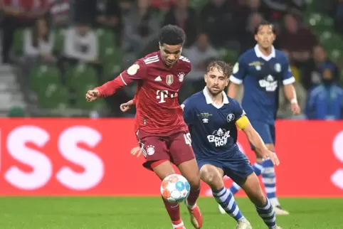 Bayerns Malik Tillmann kämpft gegen Alexander Arnhold vom Bremer SV um den Ball.