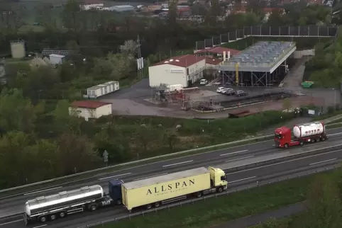 Das Geothermiekraftwerk Insheim liegt direkt neben der A65. 