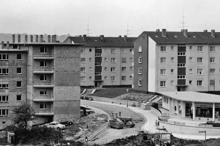 Die ersten Mieter der Straße Sonnenberg zogen im Jahr 1962 ein. Der weitere Ausbau lief noch bis 1964. Das Foto wurde 1962 aufge