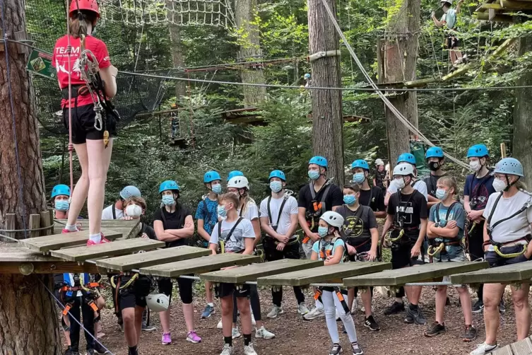 Auch im Kletterpark in Kandel haben sich die Wasserballer bewegt. Zuvor allerdings sind sie ins Klettern eingewiesen worden.