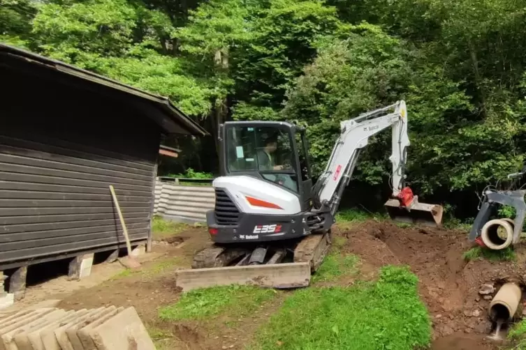 Mit dem Bagger einen Zigarettenautomaten und seine Kasse geborgen. 