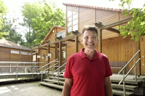 „Klimaschutz braucht Gesichter.“ Eines davon ist Joachim Alexander, hier vorm Haus der Naturpädagogik, einem seiner Lieblingsplä