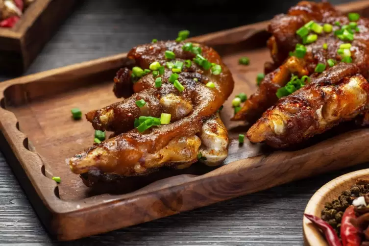 Selten auf Speisekarten: Schweinef&uuml;&szlig;e.