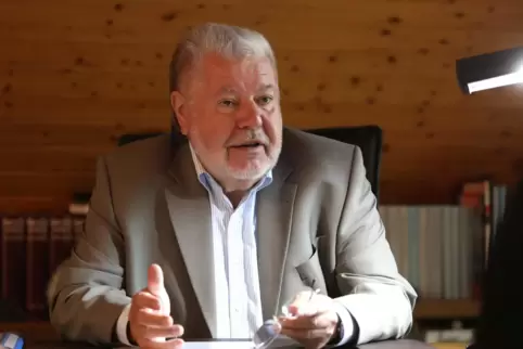 Kurt Beck beim RHEINPFALZ-Interview in seinem Büro im südpfälzischen Steinfeld, wo der 72-Jährige aufwuchs und bis heute lebt. 