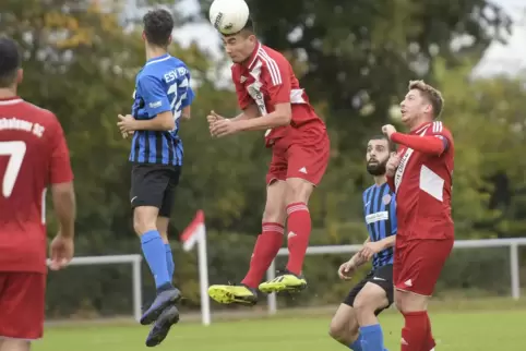 Oliver Himmighöfer (am Ball) spielt beim Bezirksligisten Ludwigshafener SC meistens im defensiven Mittelfeld. 