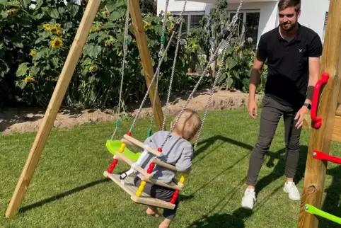 Der Geinsheimer Christoph Appel genießt die Schaukelpartie mit seinem Sohn Jonah. 