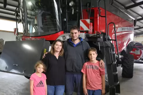 Frank Schäfer hat den gleichnamigen Landtechnik-Betrieb 2009 eröffnet. Hier im Bild mit Ehefrau Carolin und den beiden Kindern 