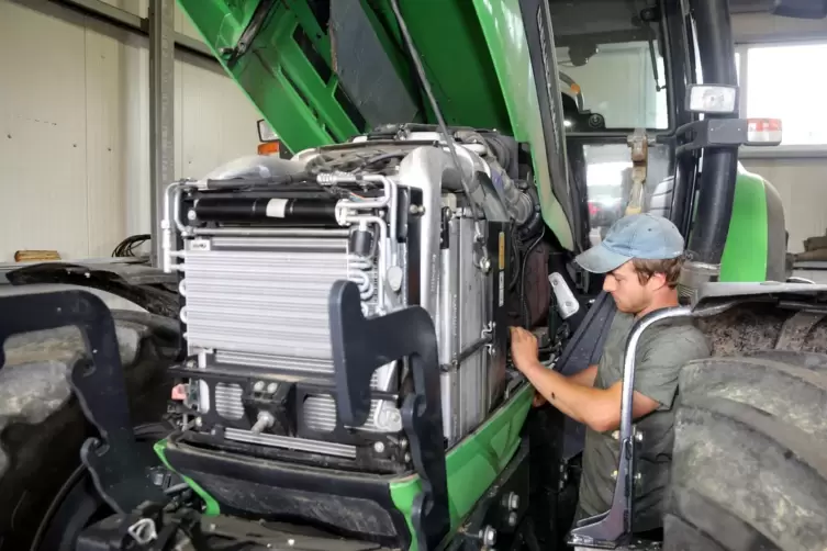 Viel zu tun. Mitarbeiter Johannes Benz repariert einen Traktor. Sechs Landmaschinenmechaniker sind im Betrieb besch&auml;ftigt. 