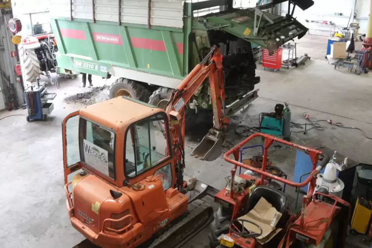 Das Unternehmen Landtechnik Sch&auml;fer repariert Traktoren und Baufahrzeuge
