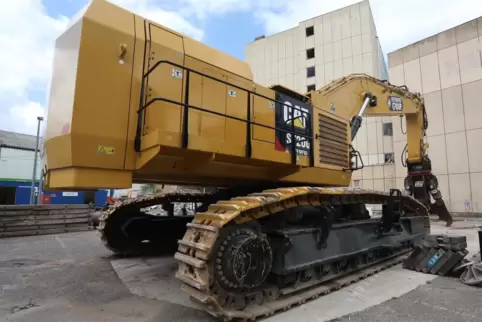 Der Abrissbagger wiegt über 200 Tonnen. Der Clou ist die Abrissschere, die Beton und Stahl mühelos zerknabbert. 