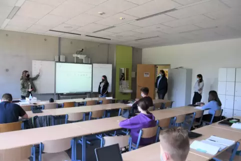Der Kreisbeigeordnete Peter Spitzer (hinten, Mitte) schaute bei der Sommerschule an der IGS in Thaleischweiler-Fröschen vorbei.