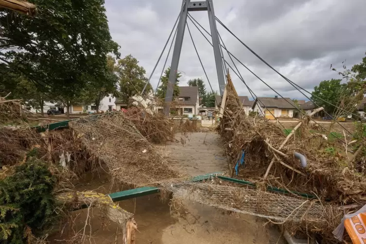 Wie die meisten Brücken im Ahrtal ist auch diese Fußgängerbrücke nach dem Hochwasser zerstört. 