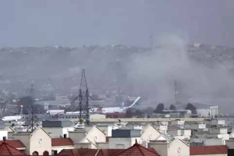 Rauch steigt von einer Explosion außerhalb des Flughafens in Kabul auf.