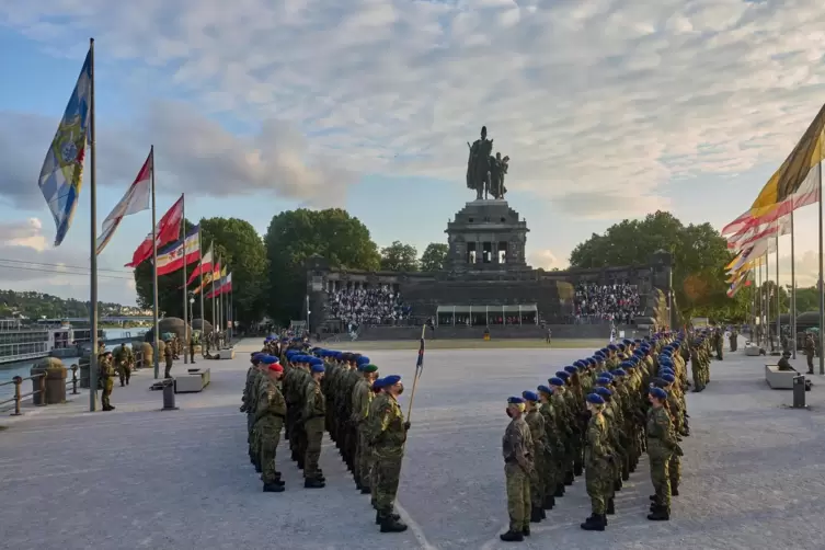 Soldatinnen und Soldaten des Sanitätsregiments 2 stehen zum Feierlichen Gelöbnis am Deutschen Eck vor dem Reiterstandbild von Ka