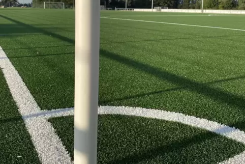 Der neue Kunstrasenplatz in Deidesheim ist einen Meter zu schmal, um darauf Zweitligaspiele der Fußballerinnen auszutragen.