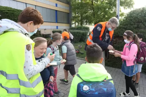 Anke Quinten und Jürgen Schaaf verteilen Stempel an Kids, die zu Fuß zur Schule kommen.