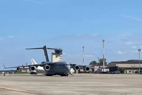 Transportmaschine vor dem Tower der Airbase Ramstein. 