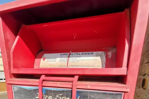 Hineintun darf alte Kleidung jeder in dafür aufgestellte Container. Herausholen darf sie nur der Eigentümer der Container. 