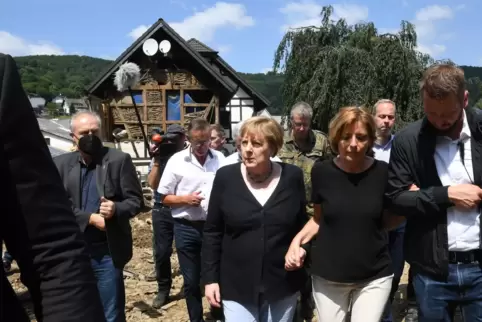 Am 18. Juli hatte Bundeskanzlerin Angela Merkel (links) zusammen mit der rheinland-pfälzischen Ministerpräsidentin Malu Dreyer d