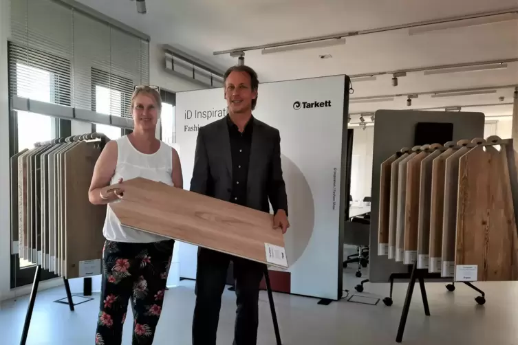 Tanja Ofer und Tilo Höbel zeigen ihre Produkte. Tarkett beschäftigt am Standort Ludwigshafen 80 Mitarbeiter.