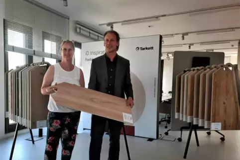 Tanja Ofer und Tilo Höbel zeigen ihre Produkte. Tarkett beschäftigt am Standort Ludwigshafen 80 Mitarbeiter.