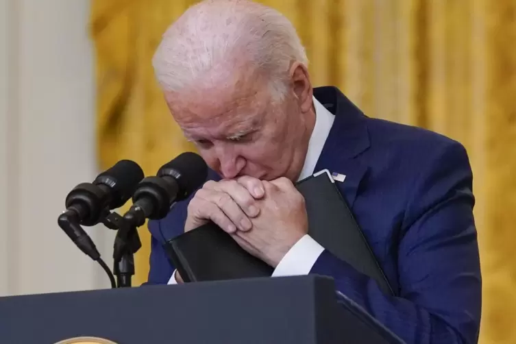 US-Präsident Joe Biden hält inne, als er zum Attentat von Donnerstag Stellung nimmt. Er hat versprochen, den „ewigen“ Krieg am H