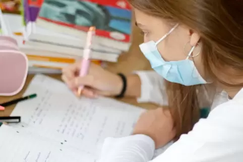 Zumindest in den ersten beiden Wochen nach den Ferien müssen die Schüler auch im Unterricht eine Maske tragen. Zumindest in den ersten beiden Wochen nach den Ferien müssen die Schüler auch im Unterricht eine Maske tragen.