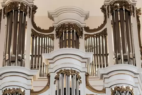 An der renovierten Klais-Orgel in der Blieskasteler Schlosskirche spielt Matthias Leiner. 