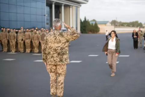 Um den Einsatz der Bundeswehr bei der Luftbrücke für Afghanistan zu würdigen, reiste Verteidigungsministerin Annegret Kramp-Karr