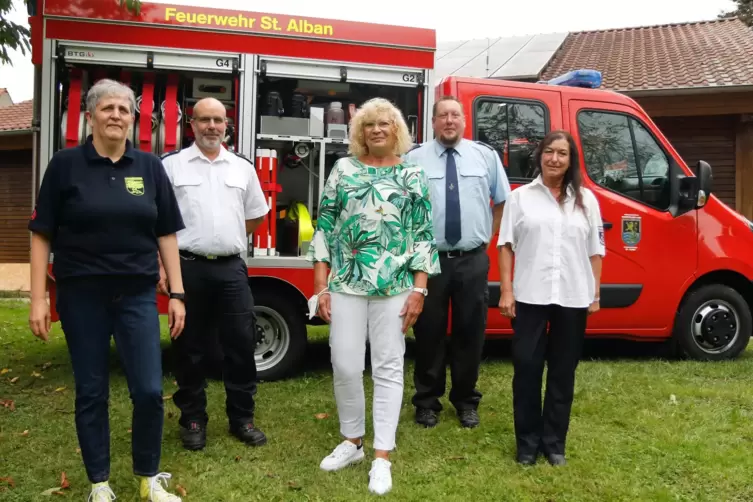 Übergabe des neuen Fahrzeugs an die Feuerwehr Sankt Alban, von links: Ortsbürgermeisterin Petra Becher, VG-Wehrleiter Timo Blümm
