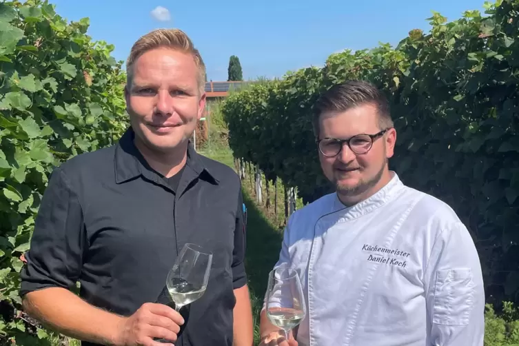 Nico Kr&uuml;ger (links) und Daniel Koch bereiten die Men&uuml;s zu. 