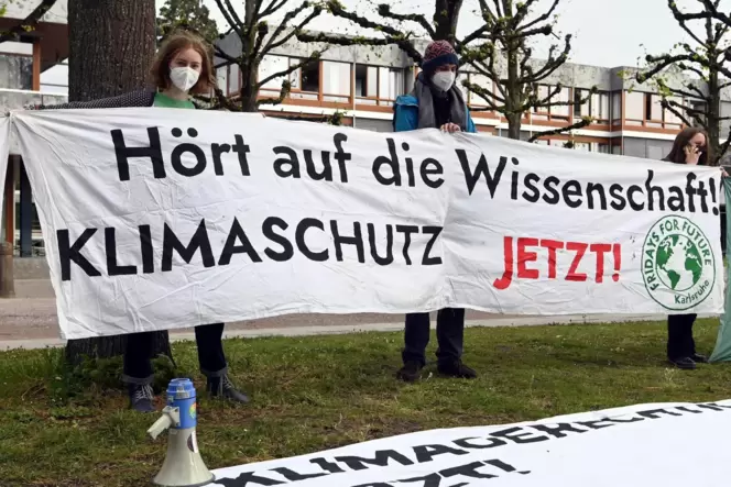 Eine Entscheidung des Bundesverfassungsgerichts (im Hintergrund) vom 29. April wurde allgemein als Klatsche für die zögerliche K