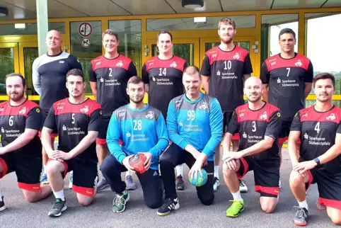 Die Handball-Elf des TV Thaleischweiler: (stehend von links) Spielertrainer Marcin Waryas, Jens Schweizer, Patrick Pfeifer, Maxi