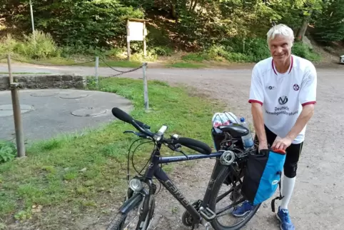 Stephan Hanisch macht auf dem Weg zum Betzenberg eine kurze Laufpause und holt sich was zu Essen aus der Gepäcktasche am Begleit