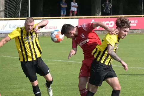  Vor einer Woche: Die Dudenhofener Kevin Hoffmann (links) und Marvin Sprengling versuchen den Eppelborner Luca Sesar am Kopfball