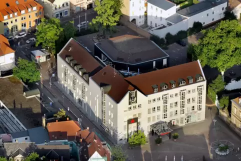 Zwischen Wormser Straße, Johannesstraße und Augustinergasse: Hauptstelle der Sparkasse Vorderpfalz. 