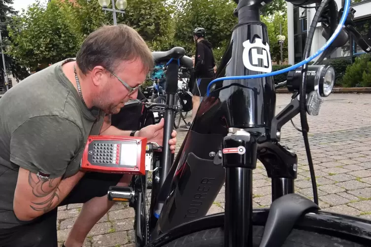 Eindeutiger Nachweis: Michael Schäfer codiert ein Fahrrad. 