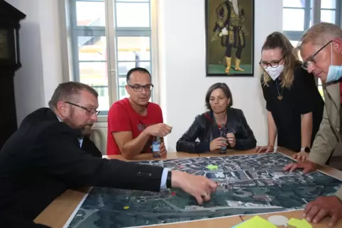 An fünf Stationen wurde diskutiert und auf Stadtplänen Ideen entwickelt (von links): Dirk Reidenbach, Volker Schwed, Andrea Zett