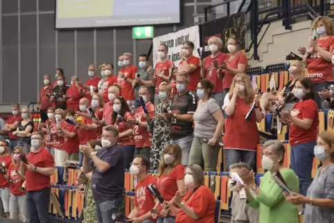 Mehr als die aktuell zugelassenen 350 Fans wünschen sich die Eulen zum Saisonauftakt in der Friedrich-Ebert-Halle. 