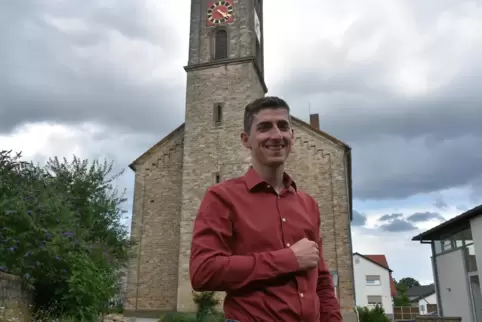 „Viele gute Erfahrungen gemacht“ – Pfarrer Stefan Höhn vor der evangelischen Kirche in Dannstadt. 