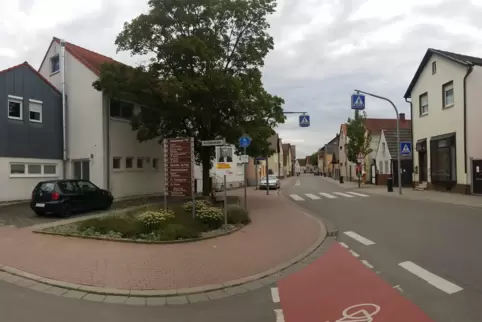Zum Schutz der Kita St. Michael (links) wird auf der Hauptstraße im Ortsteil Dannstadt von der Einmündung Kirchenstraße bis zur 
