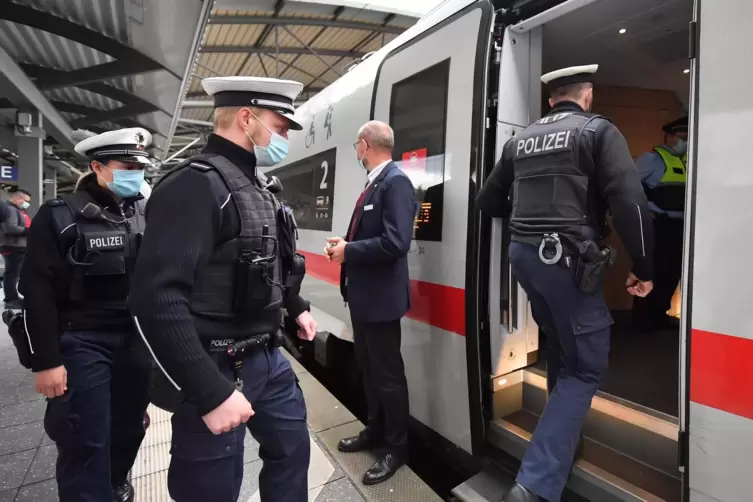 In den Zügen der Deutschen Bahn wird (wie hier in Erfurt) eher sporadisch von der Polizei die Einhaltung der Maskenpflicht kontr