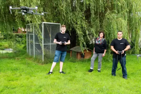 Auf Initiative von Doris Feick, der Vorsitzeden des Tierschutzvereins Waldfischbach (Bildmitte), können Dominik Lauser (links) u