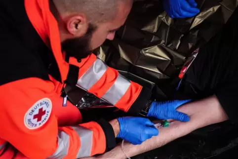 Um einen gerichtsverwertbaren Promillewert zu erlangen, wurde dem 39-Jährigen Blut entnommen. 