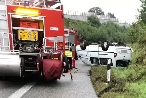 Kurz vor der Abfahrt Haseneck landete der Wagen auf dem Dach im Straßengraben der B10.