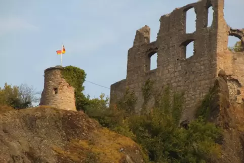 Die Ruine Falkenstein ist das Wahrzeichen der gleichnamigen Gemeinde.