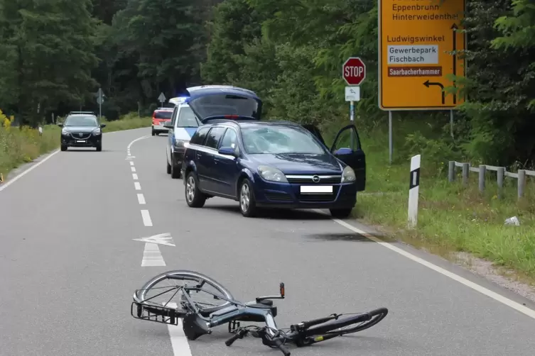 Der Radfahrer hatte nach Angaben der Polizei am Stoppschild des Radweges nicht angehalten, sondern die L 478 am Saarbacherhammer
