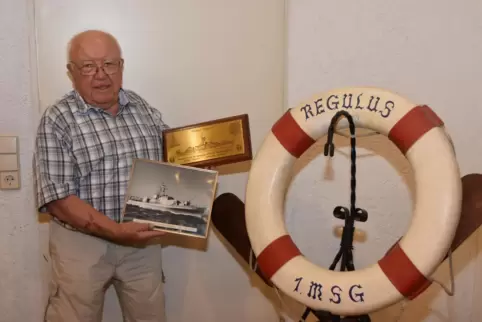 Maritimes in Assenheim: Erich Fix mit den Zeugnissen der einstigen Patenschaft für ein Marinesuchboot. 