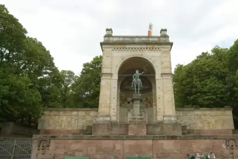 An der Straße zum Friedensdenkmal bei Edenkoben gab es mehrere Fälle von Sachbeschädigung. 